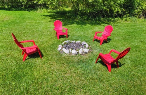 Mansfield Casa | Quiet home close to Reformatory and downtown. Firepit, deck, & disc golf basket