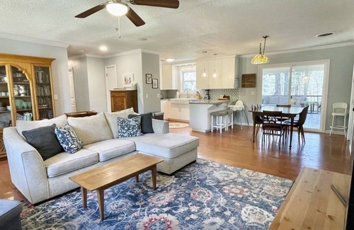 Oxford Casa | Quiet Home in the Woods, Minutes to Campus with a Gorgeous Back Porch!