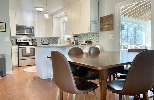 Oxford Casa | Quiet Home in the Woods, Minutes to Campus with a Gorgeous Back Porch!
