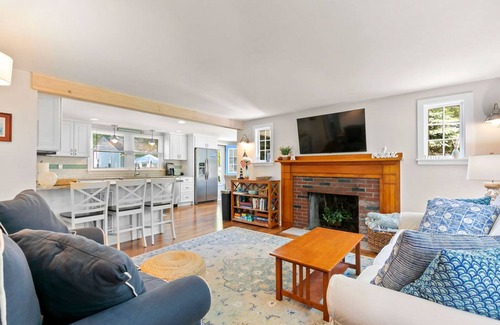 Teaticket Casa | Quiet home near Great Pond with patio, W/D, AC, games, & private yard