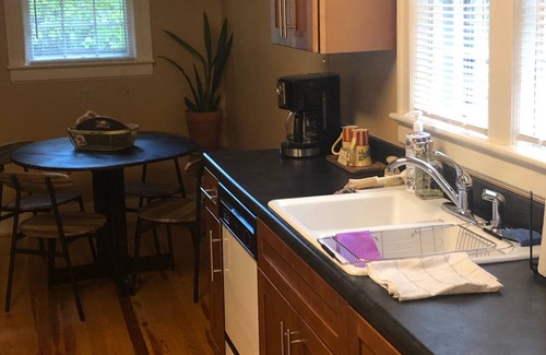 Winston - Salem Apartamento | Quiet, home-style stay in historic Washington Park neighborhood.