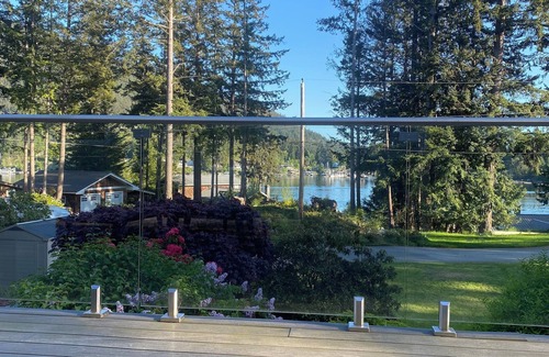 Madeira Park Casa | Quiet home w/hot tub — Beautiful getaway with gorgeous garden