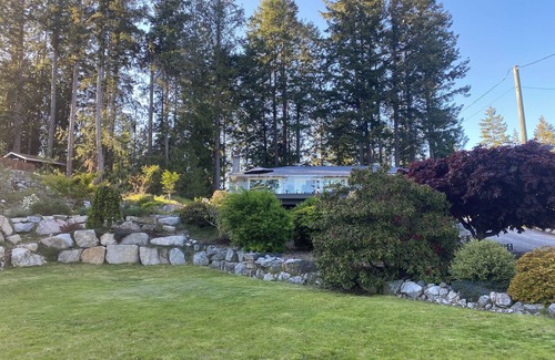 Madeira Park Casa | Quiet home w/hot tub — Beautiful getaway with gorgeous garden