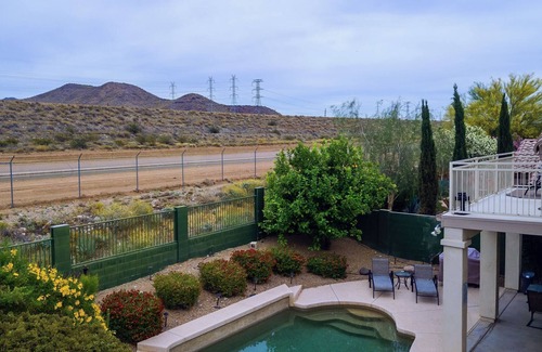 Aztec Corridor Villa | Casa tranquila con vistas a la montaña y piscina 4BD / 3BTH en el barrio de la familia - Plazas 12