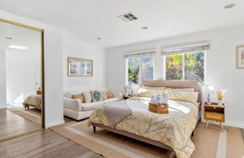 Studio City Casa | Quiet Home with Spectacular Scenic Mountain Views near Universal Studios Hollywood