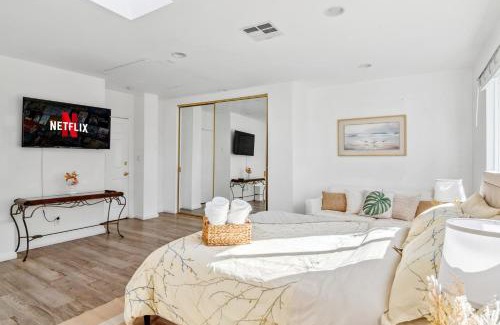 Studio City Casa | Quiet Home with Spectacular Scenic Mountain Views near Universal Studios Hollywood