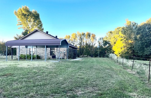 Mineola Casa | Quiet house in the country - 20 minutes from Canton and Lake Fork!