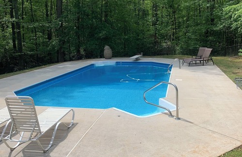 Newnan Casa | Quiet house with huge pool