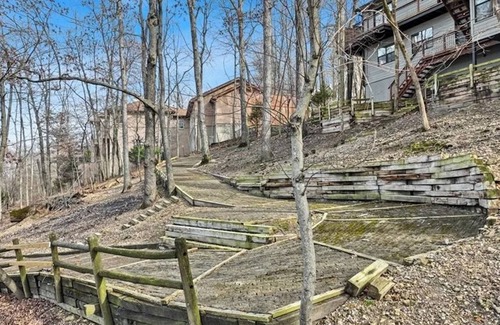 Rogers Casa | Quiet Lake Front House that is close to Downtown Rogers AR