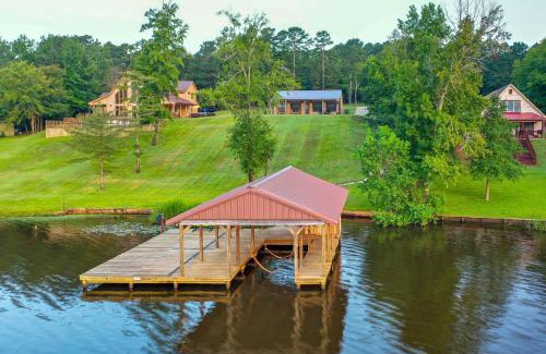 Gladewater Casa | Quiet Lake Gladewater Getaway with Dock and Kayaks!