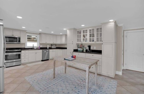 Hollands Landing Casa | Quiet Lake Retreat - King, Wi-Fi