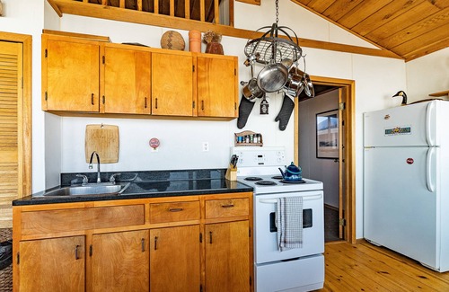 Division No. 11 Cabina | Quiet Lakefront Cabin with Huge Windows