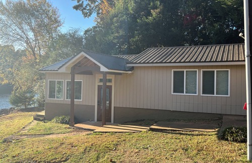 Steele Creek Cabaña | Quiet Lakefront Escape