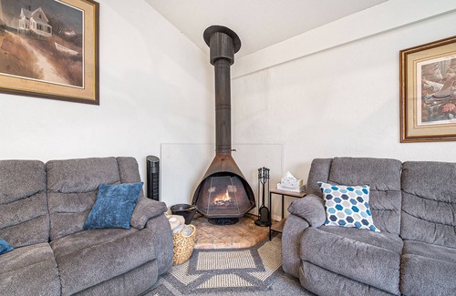 Gaylord Chalet De Esquí | Quiet Lakefront Home with Great Amenities and near Winter Activities