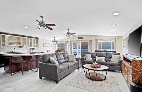 Clear Lake Casa | Quiet Lakefront Escape-Pool/GameRoom/ArcadeGames/Pedal Boats/Kayak/FirePit/Dock