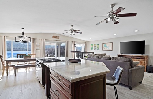 Clear Lake Casa | Quiet Lakefront Escape-Pool/GameRoom/ArcadeGames/Pedal Boats/Kayak/FirePit/Dock