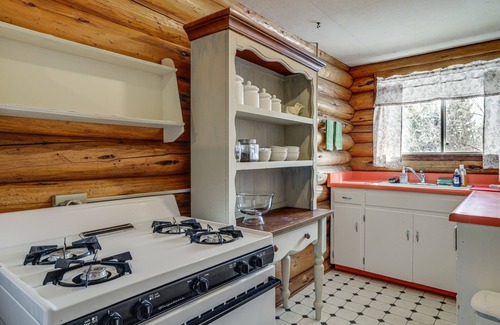 Lander Cabina | Quiet Lander Cabin Rental on Quarter-Acre Land
