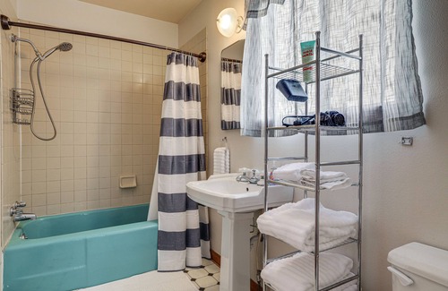 Lander Cabina | Quiet Lander Cabin Rental on Quarter-Acre Land