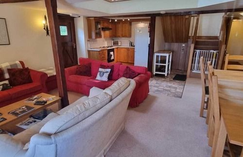 Llanfihangel Tal-y-llyn Casa | Quiet location, 4 bedroom, 4 bath, barn, six miles Brecon. Dog friendly.