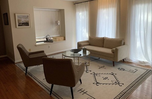 Charlottesville Casa | ALQUILER MENSUAL: Ubicación tranquila-Casa espaciosa 2/1 - 4 millas de DT. Mascotas permitidas