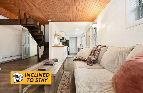 Crafton Casa | Quiet Loft Sleeps 4, Bright & Beautiful, w/Parking