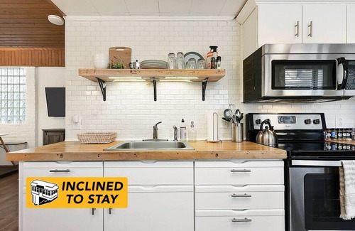 Crafton Casa | Quiet Loft Sleeps 4, Bright & Beautiful, w/Parking