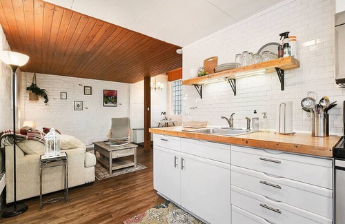 Crafton Casa | Quiet Loft Sleeps 4, Bright & Beautiful, w/Parking