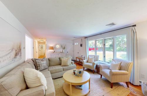Harwich Casa | Quiet Long Pond Getaway