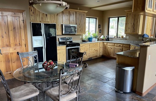 Young Cabina | Quiet Luxury-Tall Pines-3 Bedroom-2.5acres-Sleeps 16-Swim & Fish 5mins to creek!