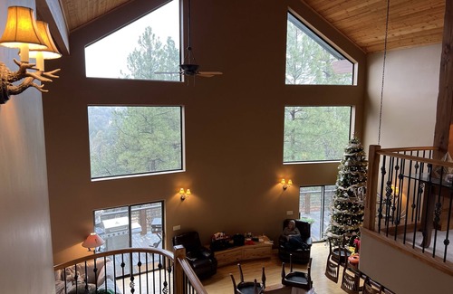 Young Cabina | Quiet Luxury-Tall Pines-3 Bedroom-2.5acres-Sleeps 16-Swim & Fish 5mins to creek!