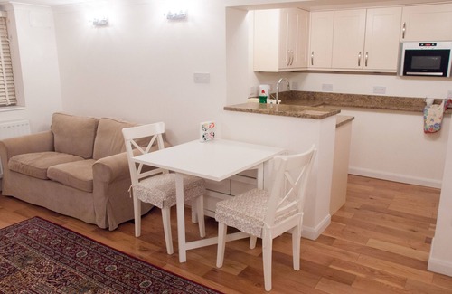 Carshalton South and Clockhouse Apartamento | Tranquilo apartamento moderno cerca de Sutton y trenes para el centro de Londres