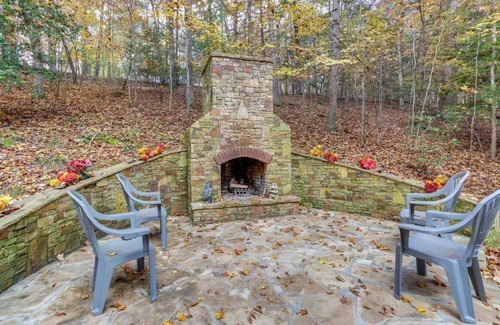 Tarheel Casa | Quiet Murphy Hideaway with Decks and Outdoor Fireplace