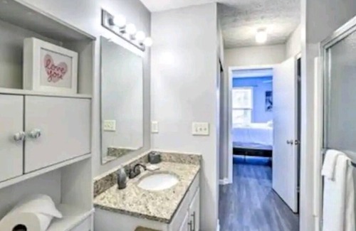 Northeast Columbus Casa | Quiet neighborhood, 10min to airport, 5min to Easton mall. Nonsmokers only