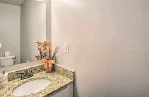 Northeast Columbus Casa | Quiet neighborhood, 10min to airport, 5min to Easton mall. Nonsmokers only