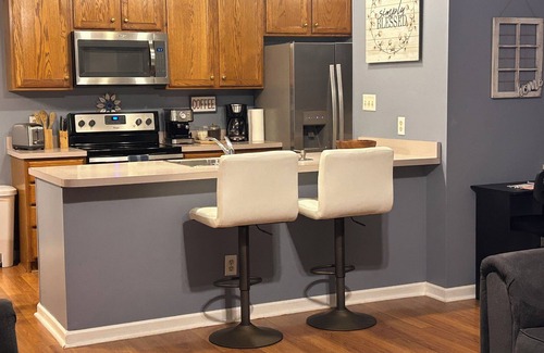 Owensboro Casa | Quiet neighborhood/2 car garage/fire pit/backyard privacy fence/PET FRIENDLY