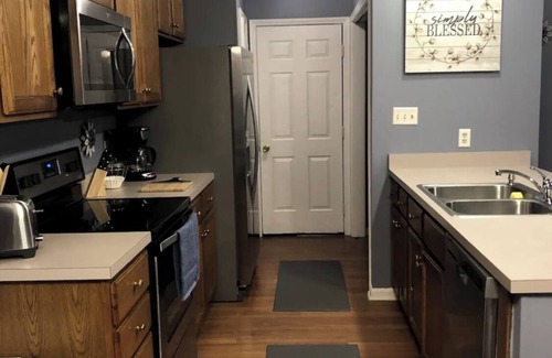 Owensboro Casa | Quiet neighborhood/2 car garage/fire pit/backyard privacy fence/PET FRIENDLY