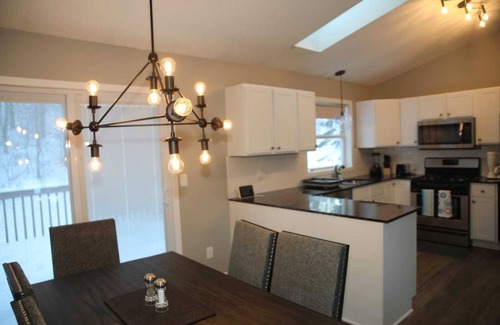 Eagan Casa | Quiet neighborhood near MOA, MSP & MNZoo. 5mins from Skate Park & Lebanon Hills.