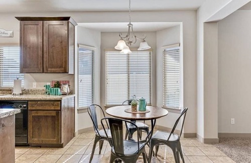 Highland Casa | King Bed!| Garage.| Stunning Home in Highland.
