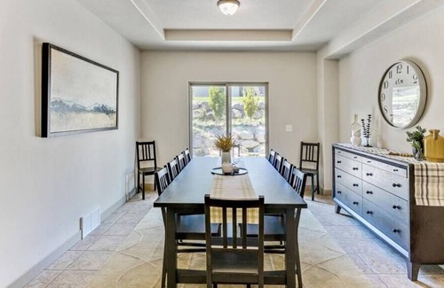 Highland Casa | King Bed!| Garage.| Stunning Home in Highland.