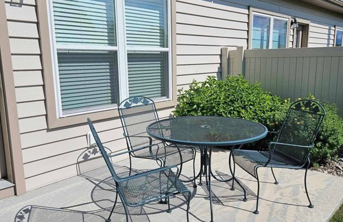 Sheridan Casa | Quiet, newer construction town home near the walking path network in Sheridan.