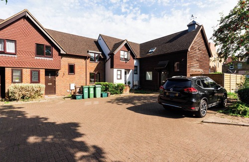 Carshalton Central Casa | Quiet newly furnished garden house in the heart of Carshalton, South London!