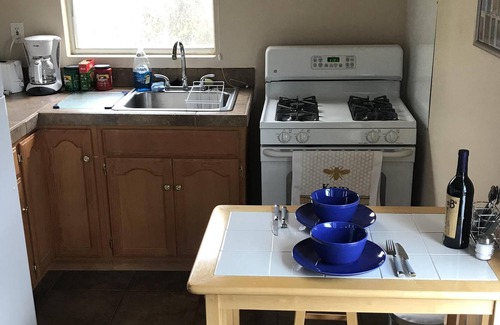 Altadena Apartamento | Unidad de estudio tranquila y para no fumadores con beneficios cerca del Rose Bowl, senderos y JPL.