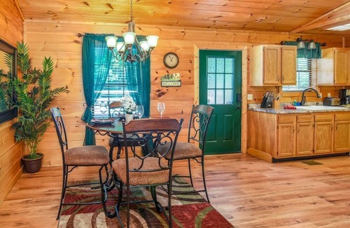 Sevierville Cabina | Quiet One-Level Cabin, Hot Tub, Fire Pit, WiFi, 8 Miles to Parkway