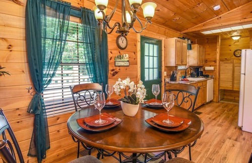 Sevierville Cabina | Quiet One-Level Cabin, Hot Tub, Fire Pit, WiFi, 8 Miles to Parkway