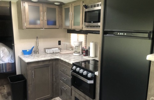Gracey Alquiler De RV | Quiet, outdoor country camping experience, Pet friendly with no extra fee!