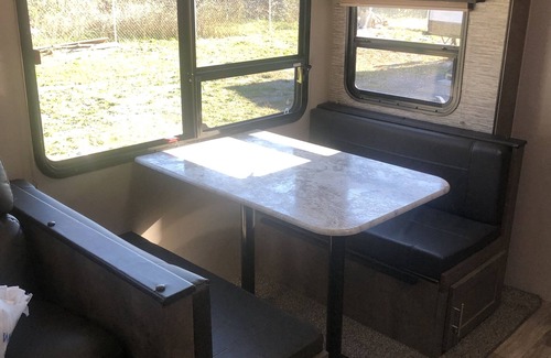 Gracey Alquiler De RV | Quiet, outdoor country camping experience, Pet friendly with no extra fee!