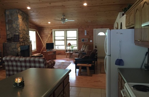 Pittsburg Cabina | ¡Tranquilo y silencioso en esta cabaña de troncos en el Bosque Nacional Daniel Boone!