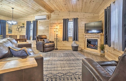 Logan Cabaña | Quiet Pines Cabin Hocking Hills w/ Hot Tub & Pond