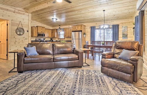 Logan Cabaña | Quiet Pines Cabin Hocking Hills w/ Hot Tub & Pond