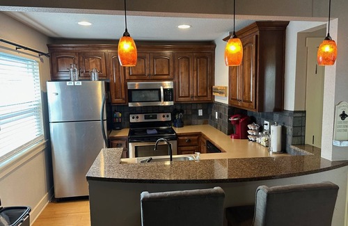 Plaza Westport Condominio | Quiet Plaza 2 Bed 2 Bath Unbeatable Location